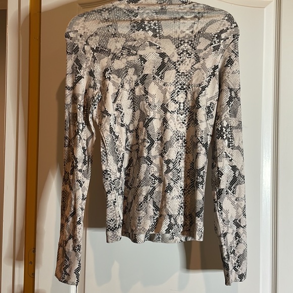 Marc Cain mock turtle neck  snake 🐍 print 16 inches pit to pit Size N 4 NWT - Picture 2 of 7